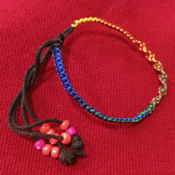 Manilla con punto macramé nudo plano