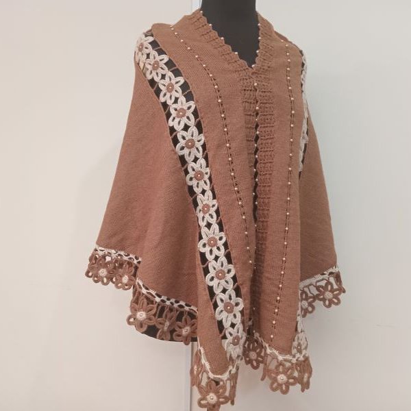 Mantilla triangular con aplicaciones de crochet