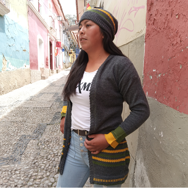 Sacón con gorra tejida con líneas