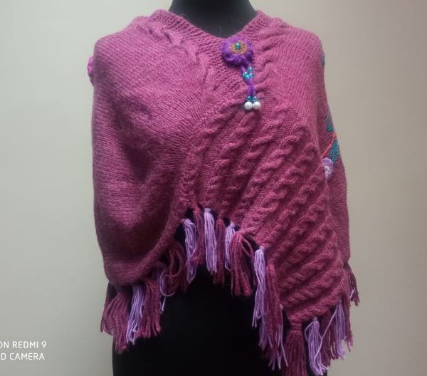 Poncho tejido a mano  con trenzas