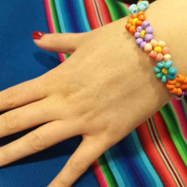 Manilla con cuentas de colores