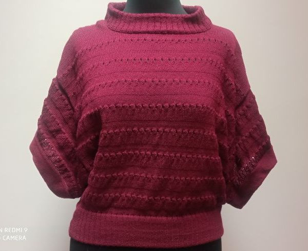 Blusa  con detalles calados y de punto acabado manual