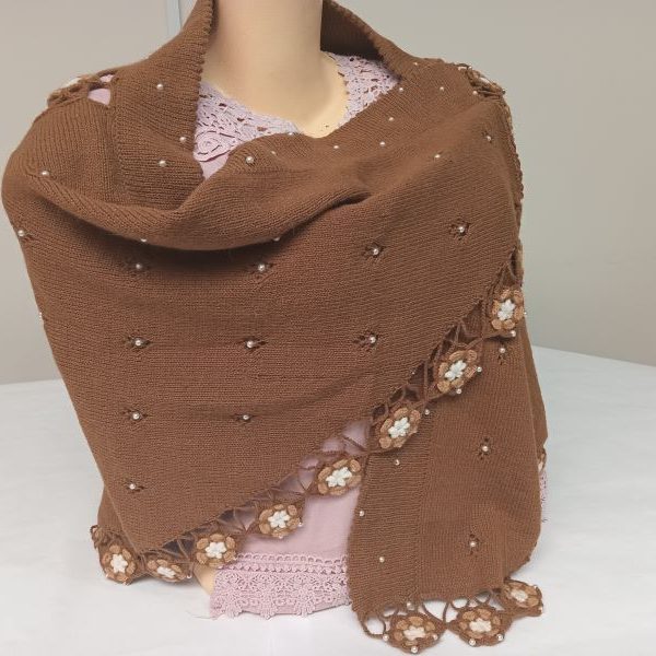 Mantilla triangular con detalles de chochet y perlas