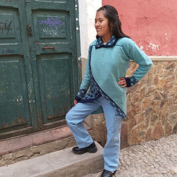 Chompa cruzada cuello camisa con detalles de tarjeta en pretinas