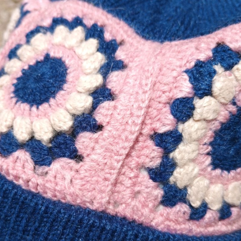 Chompa con aplicaciones de crochet  en pretinas y cuello - Imagen 2