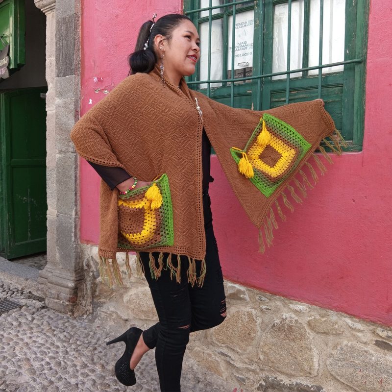 Mantilla con aplicación de bolsillo tejido a crochet