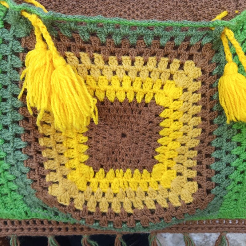 Mantilla con aplicación de bolsillo tejido a crochet - Imagen 2