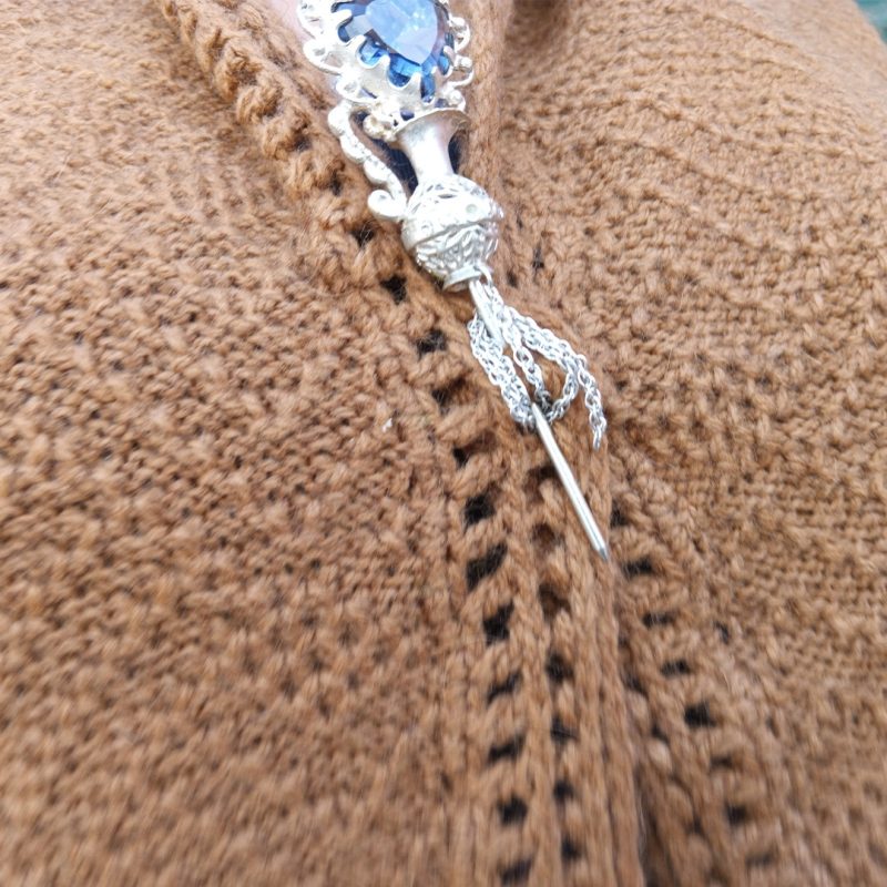 Mantilla con aplicación de bolsillo tejido a crochet - Imagen 3